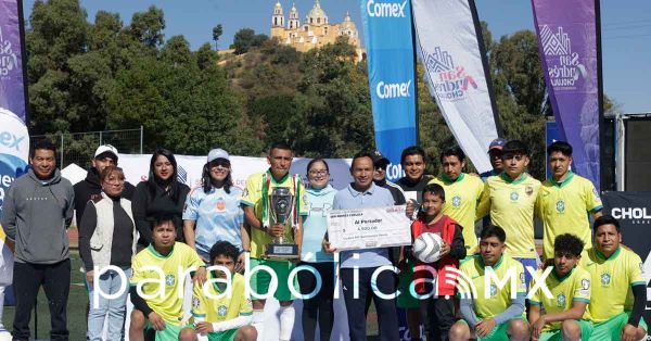 Premia Lupita Cuautle a ganadores del Torneo de Barrios