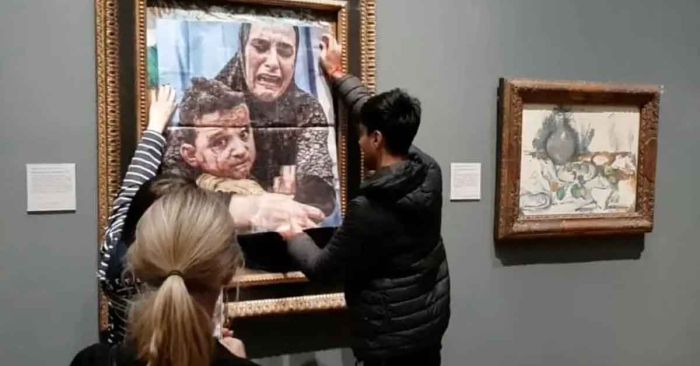 Cubren pintura de Picasso con foto de madre e hijo en Gaza