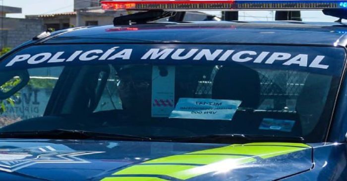 Detienen a 2 hombres que golpearon a un polic&iacute;a y despu&eacute;s lo amagaron con una arma