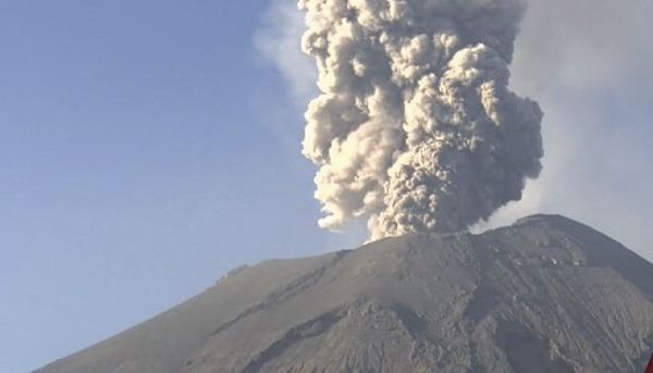 Cierran el aeropuerto de Puebla por caida de ceniza del Popocatépetl