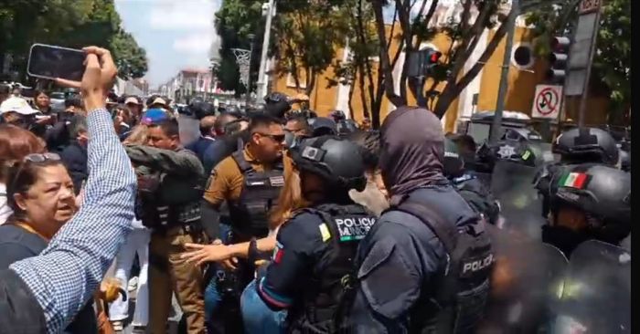 Retiran de manera pac&iacute;fica a los manifestantes de la 11 y Reforma