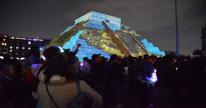 Disfrutan 980 mil personas Memoria Luminosa II en el zócalo de la CDMX