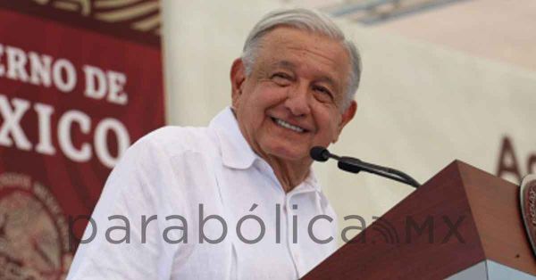 Celebra López Obrador inicio de clases