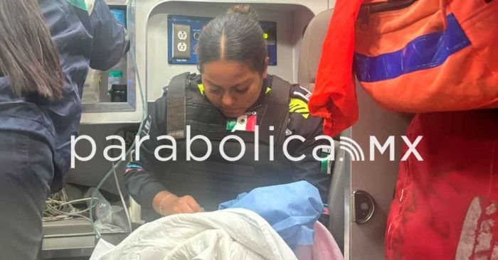 Apoyan Polic&iacute;as labor de parto dentro de un taxi en Puebla