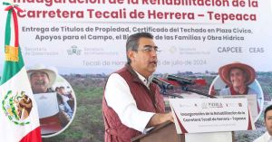 Entrega Sergio Salomón rehabilitación de carretera Tecali-Tepeaca