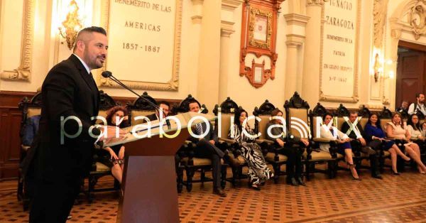 Reconoce Ad&aacute;n Dom&iacute;nguez a personalidades del Derecho en Puebla