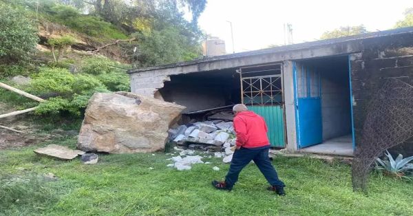 Caen rocas gigantes sobre casa en Hidalgo y ¡se salvan!