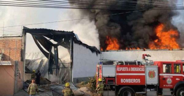 Arde fábrica de veladoras en Texmelucan; no hay lesionados