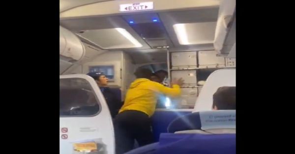 Golpean a piloto de avión por tenerlos esperando por 13 horas