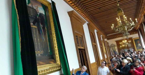 Presenta AMLO cuadro al óleo en Palacio Nacional