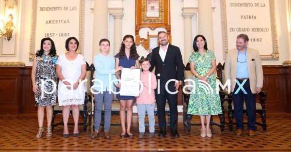 Reconoce ayuntamiento a embajadores de la paz tras viaje en velero por 30 pa&iacute;ses