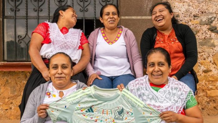 Adornan manos poblanas las playeras de la selección en Copa América