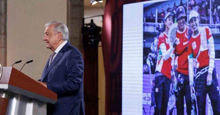 Felicita AMLO a equipo femenil de tiro con arco por medalla de bronce