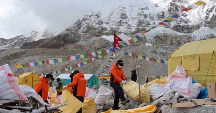 Recuperan 4 cadáveres y 11 toneladas de basura en el Everest