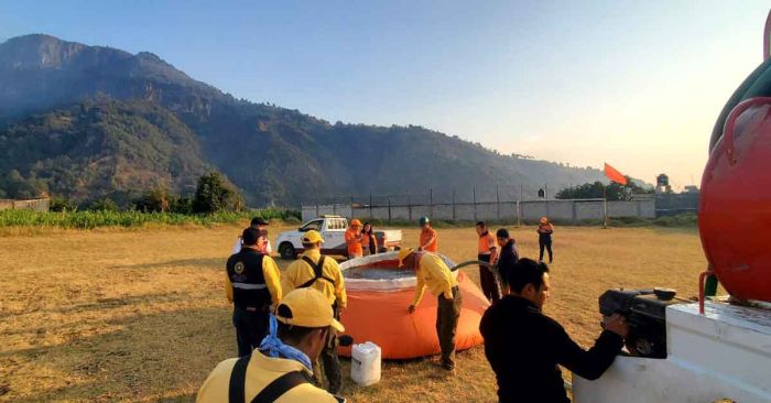 Realizan 20 descargas de agua en incendio de Chignautla