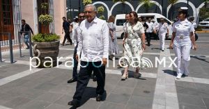 La felicidad de AMLO a pesar de la botella