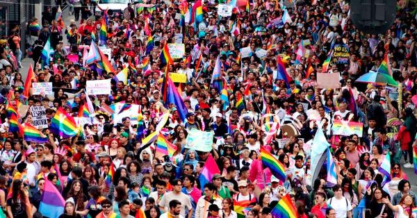 Piden respeto y justicia en la Marcha del Orgullo LGBTTTIQ+ en Puebla