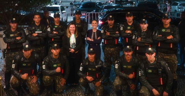 Presume Sheinbaum fotografía con 2º Batallón de Policía del Ejército de Brasil