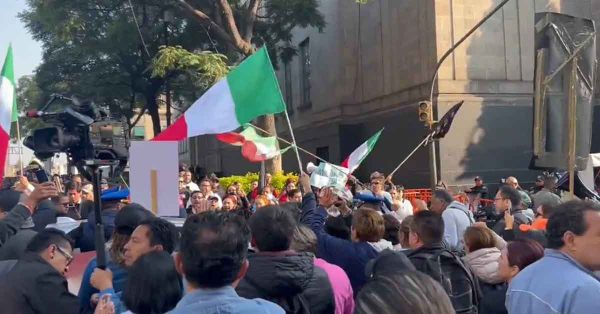 Protestan trabajadores del Poder Judicial frente a SCJN