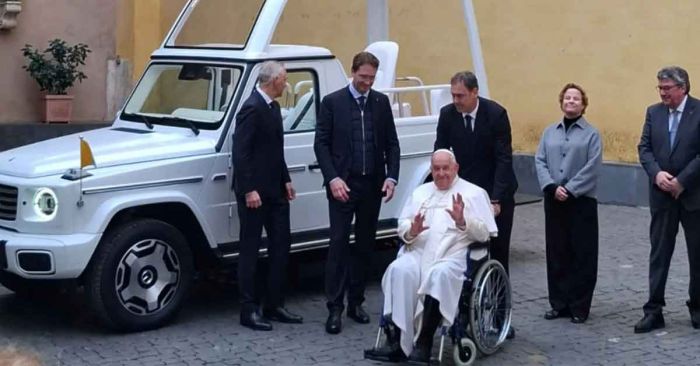 Recibe papa Francisco el primer papa móvil eléctrico