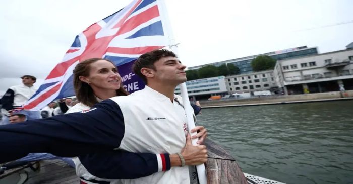 Posó Tom Daley al estilo Titanic en la Ceremonia de Inauguración