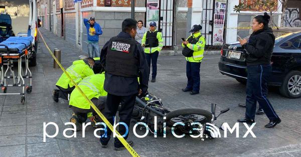 Choca motociclista con un auto en el Centro Histórico