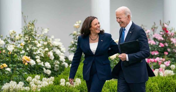 Respalda Biden a Kamala Harris para que sea candidata demócrata