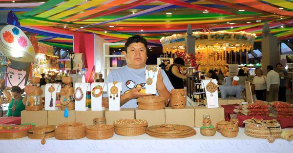 Difunden riqueza de Acatlán y Calpan en Feria de Puebla