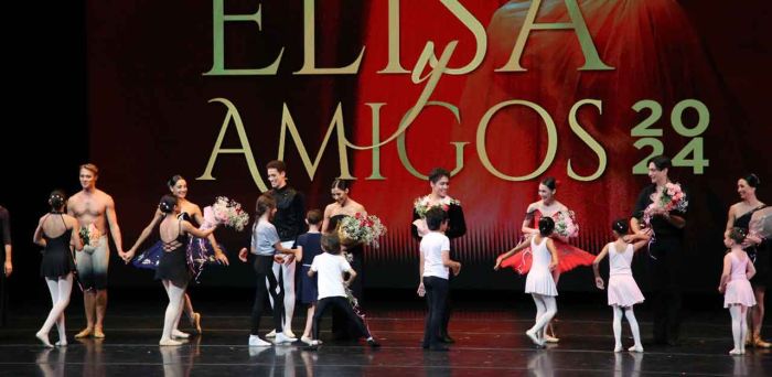 Se presenta Elisa Carrillo junto a bailarines internacionales