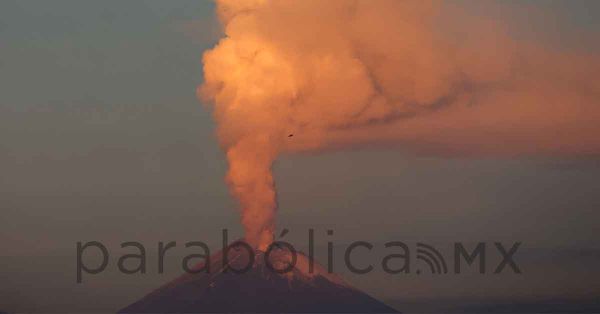 Continúa Popocatépetl con caída de ceniza; vuelven a suspender actividades en Aeropuerto