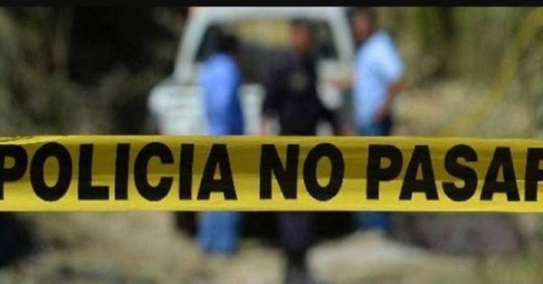 Localizan a dos hombres ejecutados dentro de una camioneta en barranco de Acatlán de Osorio