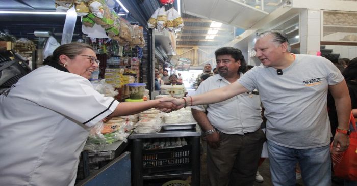 Conversa Fernando Morales con micro empresarios del mercado Zapata