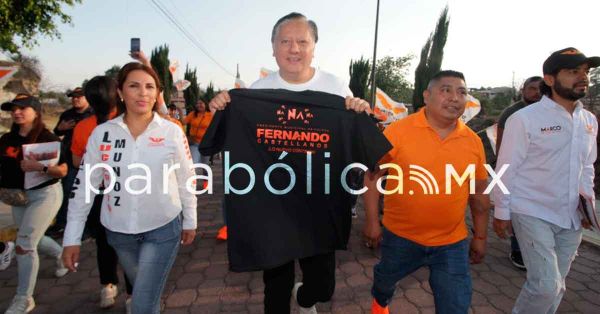 Dialogan Fernando Morales y Fernando Castellanos con habitantes de Calpan