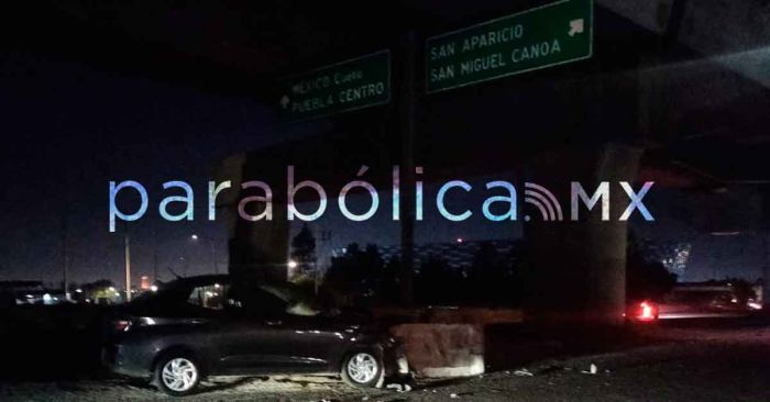 Abandonan auto chocado en la autopista rumbo a Canoa