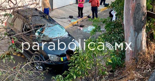 "Vuela" camioneta en la Calzada Zaragoza