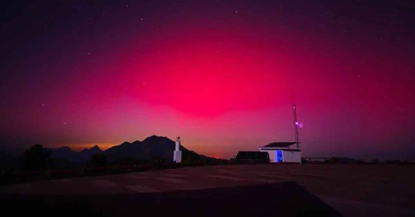 Ilumina aurora boreal el cielo de Nuevo León