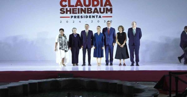 Presenta Sheinbaum a seis funcionarios; destaca Ebrard, Alicia Bárcena y Ernestina Godoy