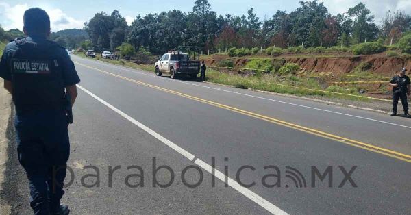 Abandonan dos cuerpos sobre la autopista Tlaxco-Tecojotal