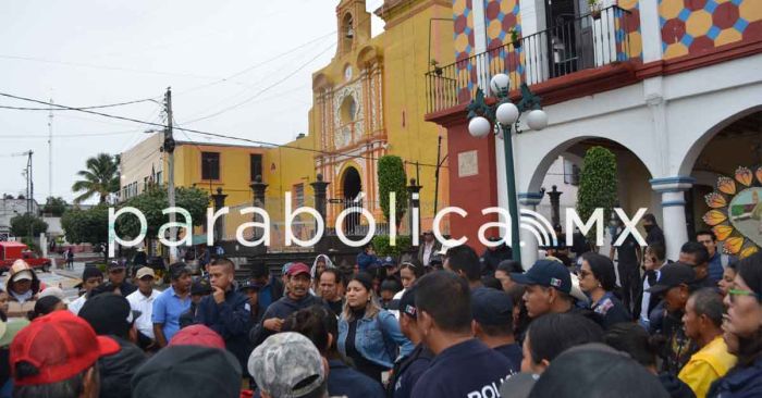 Se manifestan por segundo día consecutivo policías de Izúcar de Matamoros