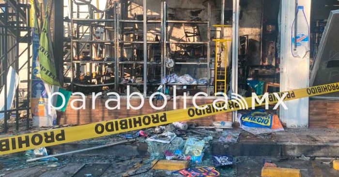 Incendian plaza comercial en San Andrés Cholula con supuesta amenaza