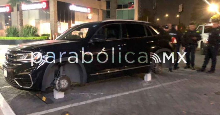 Roban las cuatro llantas a camioneta en Centro Mayor