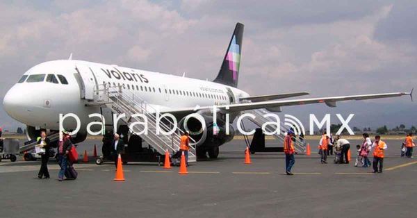 Baña ceniza del Popocatépetl el aeropuerto de Huejotzingo