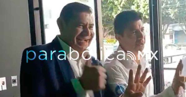 Se cruzan Armenta y Eduardo Rivera en radiodifusora local