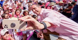 Se pone Mario Riestra al frente de la manifestación rosa