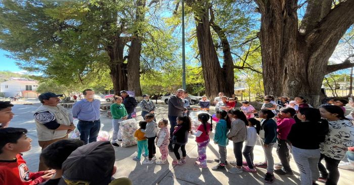 Entregan regidores poblanos juguetes a niños en la capital poblana