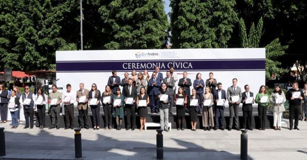 Reconocen en Ayuntamiento de San Andr&eacute;s Cholula a servidores y servidoras