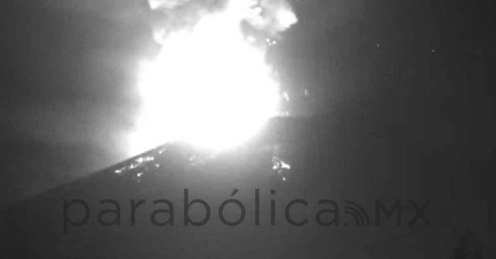 Lanza Popocatépetl material incandescente durante la madrugada