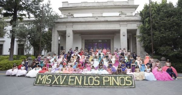 Celebran 124 chicas sus 15 años en Los Pinos