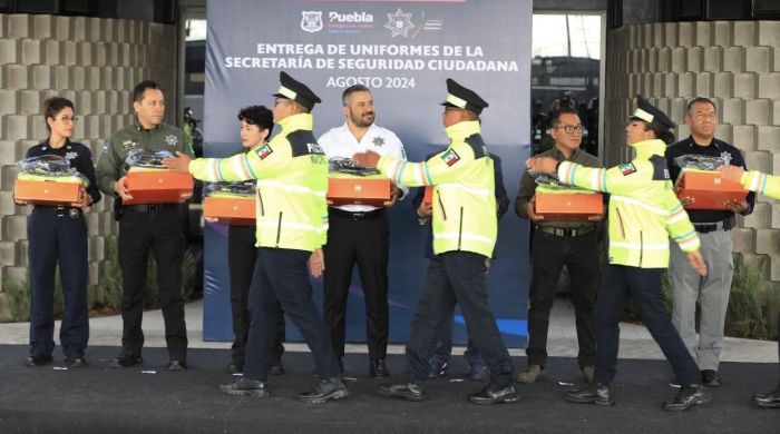 Beneficia ayuntamiento con uniformes a policías y elementos de Protección Civil