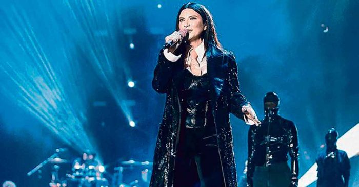 Cae Laura Pausini durante una presentación en Milán